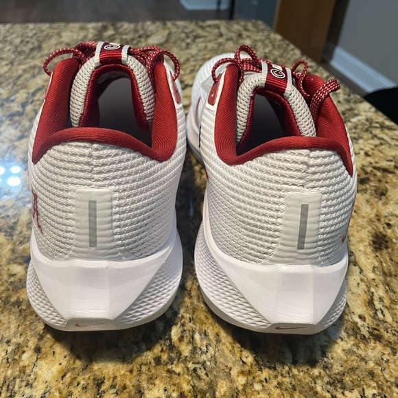 MEN NIKE DZ5972 100 NIKE ZOOM PEGASUS 40 ALABAMA WHITE/CRIMSON SHOE SNEAKERS - Picture 3 of 11